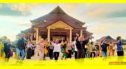 Flash Mob Gerak Tari Sambas Mendunie di Halaman Rumah Melayu Sambas