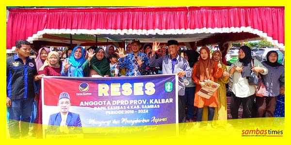 H Subhan Nur Anggota DPRD Kalbar mengabadikan momen foto bersama usai reses, Selasa (31/10/2023) di Kecamatan Jawai Selatan.