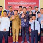 Bupati Sambas Satono bersama Rektor IAIS, dosen dam mahasiswa mengabadikan momen foto bersama, Senin (2/10/2023) usai menjadi Narasumber Stadium General IAIS.