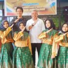 Bupati Kubu Raya Muda Mahendrawan bersama peserta Lomba tari dari MAN 1 Sambas, Sabtu (21/10/2023) di Aula Dinas Pendidikan Kabupaten Sambas.