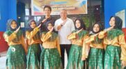 Bupati Kubu Raya Muda Mahendrawan bersama peserta Lomba tari dari MAN 1 Sambas, Sabtu (21/10/2023) di Aula Dinas Pendidikan Kabupaten Sambas.