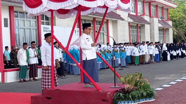 Bupati Sambas Satono memimpin Apel Hari Santri Nasional di Halaman Kantor Bupati Sambas, Selasa (24/10/2023).