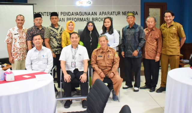 Ketua DPRD Sambas Abu Bakar foto bersama pada Konsultasi di Kemenpan RB, Selasa (24/10/2023).