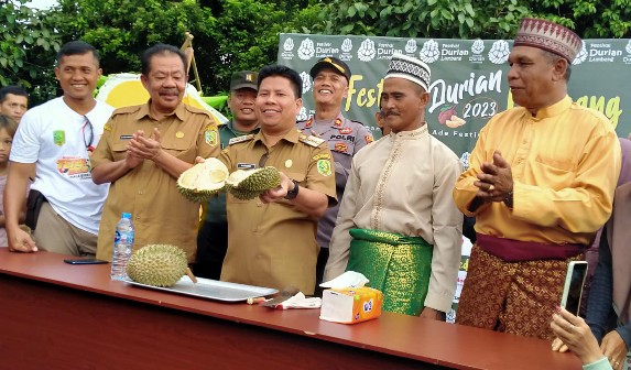 Bupati Sambas Satono memperlihatkan Durian Lumbang pada festival, Selasa (24/10/2023).