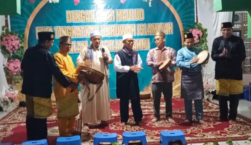 H Subhan Anggota Dprd Kalbar didampingi Ketua MABM Kabupaten Sambas Misni Safari membuka Zikir Maulud, Selasa (24/10/2023) malam.
