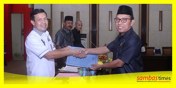 Juru bicara Fraksi PAN Nandes menyerahkan PU fraksinya kepada Ketua KPU Kabupaten Sambas Abu Bakar, Rabu (16/10/2023).