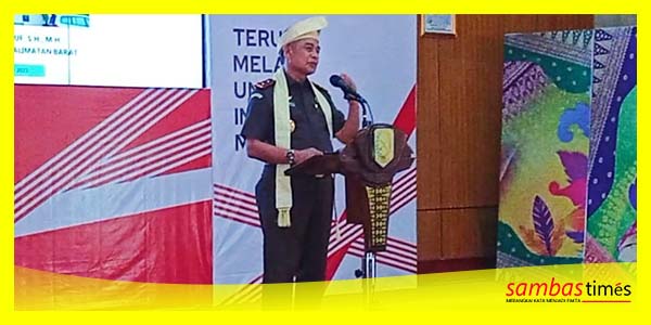 Kajati Kalbar Dr Drs Muhammad Yusuf SH MH menyampaikan ceramah hukum pada Kunker ke Kabupaten Sambas, Rabu (4/10/2023).