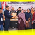 Ketua DPD Nasdem Kabupaten Sambas Subhan Nur menyerahkan DCT Partai Nasdem kepada Ketua KPU Sambas, Senin (2/10/2023).
