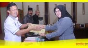 Ketua DPRD Sambas Abu Bakar menerima PU Fraksi Partai Golkar yang diserahkan Uray Farida