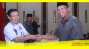 Ketua Fraksi PKS Eko Suprihatino menyerahkan PU fraksinya kepada Ketua DPRD Kabupaten Sambas Abu Bakar