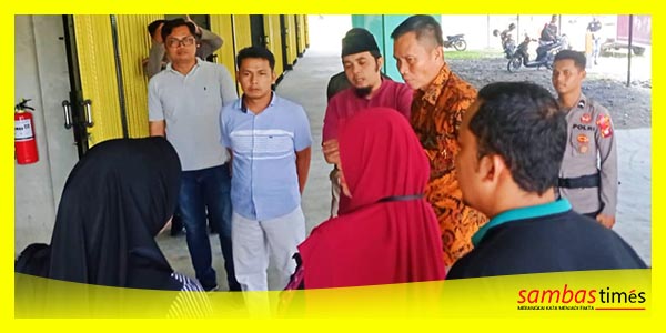 Ketua KPU Kalbar MS Budi meninjau kesiapan tempat penyimpanan logistik KPU Kabupaten Sambas, Jumat (20/10/2023).