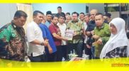Misni Safari Ketua YSRM menyerahkan proposal Pembangunan Masjid 1001 Kubah ke Tim Ahli Utama Kepala Staf Presiden RI