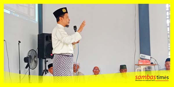 Misni Safari menyampaikan sosialisasi Masjid 1001 Kubah pada peringatan Maulid Nabi Muhammad SAW di SMKN 1 Teluk Keramat, Senin (9/10/2023).