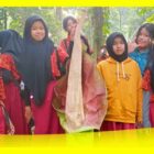 Pelajar SDN 16 Bekut antusias melihat Bunga Bangkai yang tumbuh di Bukit Cengal, Desa Sempalai, Kecamatan Sebawi, Kabupaten Sambas, Rabu (4/10/2023).