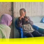 Petani Desa Saing Rambi beristirahat usai membersihkan lahan pertaniannya, Senin (16/10/2023).