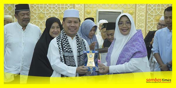 Sambas Satono bertukar cenderamata bersama Bupati Mempawah Erlina, Sabtu (14/10/2023) di Masjid Al-Atqiya Kartiasa pada Sajadah Fajar