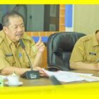 Sekda Sambas Ferry Madagaskar memimpin rapat inflasi bersama TPID membahas IPH Kabupaten Sambas, Senin (9/10/2023) di Aula Reformasi Birokrasi.