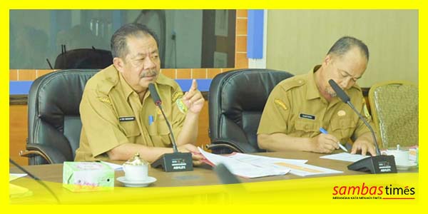 Sekda Sambas Ferry Madagaskar memimpin rapat inflasi bersama TPID membahas IPH Kabupaten Sambas, Senin (9/10/2023) di Aula Reformasi Birokrasi.
