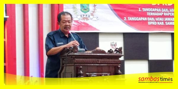 Sekda Sambas Ir H Ferry Madagaskar MSi menyampaikan tanggapan Bupati Sambas terhadap Dua Raperda, Kamis (26/10/2023) di Ruang Sidang Utama Kantor DPRD Sambas.