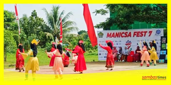 Suasana hiburan tarian daerah pada pembukaan Milad MAN IC ke-7, Senin (2/10/2023) di Halaman MAN IC, Desa Saing Rambi, Kecamatan Sambas.