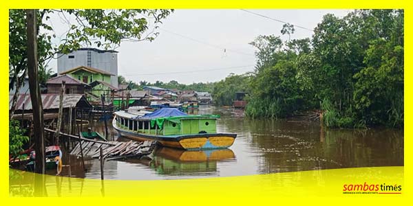 Sungai Sajingan Kecil menjadi sarana aktivitas utama masyarakat yang sering di tuba orang tidak bertanggung jawab.