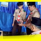 Wakil Bupati Sambas Fahrur Rofi melkaukan simulasi menerbangkan Pesawat Aeromodelling, Jumat (20/10/2023) di Batu Bekajang, Desa Rantau Panjang, Kecamatan Sebawi.