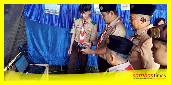 Wakil Bupati Sambas Fahrur Rofi melkaukan simulasi menerbangkan Pesawat Aeromodelling, Jumat (20/10/2023) di Batu Bekajang, Desa Rantau Panjang, Kecamatan Sebawi.