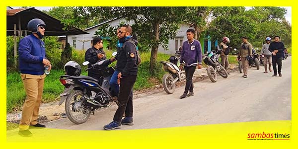 Wakil Bupati Sambas Fahrur Rofi meninjau ruas jalan PHJD di beberapa kecamatan se Kabupaten Sambas, Senin (9/10/2023).