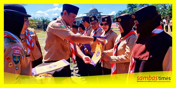 Wakil Bupati Sambas Fahrur Rofi menyerahkan penghargaan pada Raimuna Cabang IV dan Jota Joti, Jumat (20/10/2023).