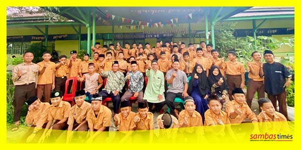 PDM Muhammadiyah Kabupaten Sambas mengabadikan momen bersama Kepsek, Guru dan Pelajar MTs Sejangkung, Jumat (20/10/2023).