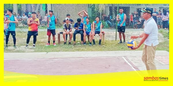 Anwari Anggota DPRD Sambas memukul Voli tanda dimulainya Turnamen Voli Cup Saing Rambi, Minggu (12/11/2023).