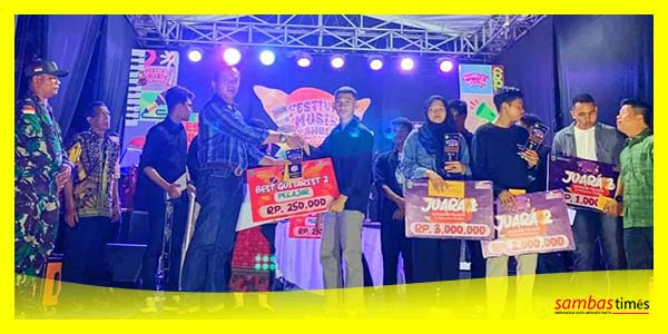 Anwari menyerahkan hadiah pada festival yang digelar Pemda Sambas minggu lalu di Sambas.