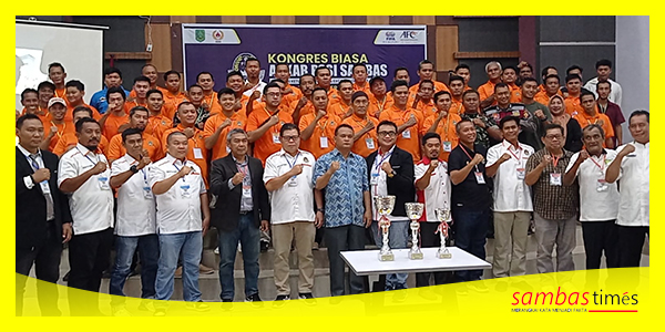Pengurus Askab PSSI Kabupaten Sambas mengabadikan momen foto bersama pada kongres biasa, Sabtu (11/11/2023)