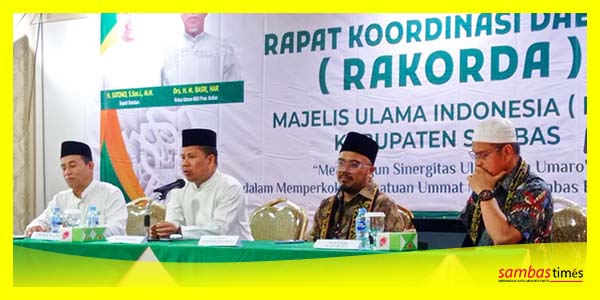 Bupati Sambas Satono memberikan arahan pada Rakorda MUI Kabupaten Sambas, Kamis (30/11/2023).
