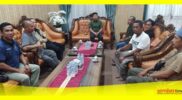 Bupati Sambas Satono mendengarkan audensi pengawasan Penyu Pokmaswas Kambau Borneo