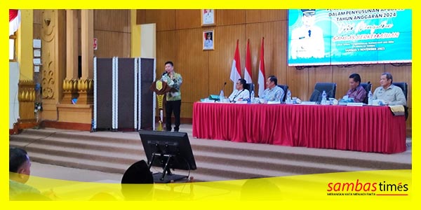 Bupati Sambas Satono saat membuka Rakor Pengelolaan Keuangan Desa dan Penyusunan APBDes 2024, Jumat (3/11/2023).