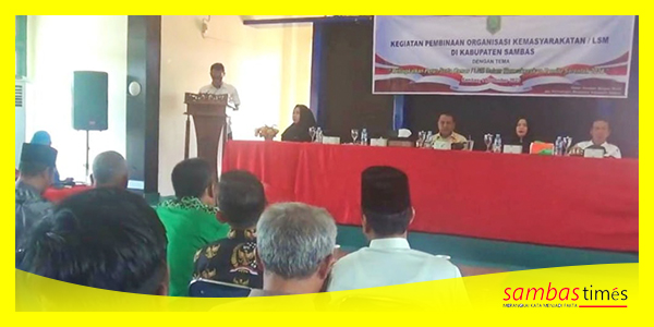 Halibus Kepala Kesbangpolinmas Kabupaten Sambas menyampaikan sambutan pada pembinaan Ormas dan LSM, Rabu (1/11/2023).