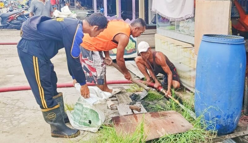 Bakti sosial bergotong-royong bersihkan lingkungan pasar dalam memperingati Hari Pahlawan dan Sumpah Pemuda, Jumat (10/11/2023) di Kecamatan Tangaran. 
