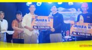 Kadis Parpora Kabupaten Sambas Sunaryo menyerahkan hadiah pada malam anugerah Lomba Foto dan Video Promosi Pariwisata