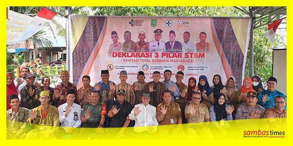 Ketua Komisi IV DPRD Sambas Anwari mengabadikan momen kebersamaan usai Deklarasi Tiga Pilar STBM.