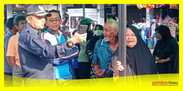 Ketua Komisi IV DPRD Sambas Anwari meninjau pelaksanaan Operasi Pasar Disperindag ESDM Kalbar, Selasa (21/11/2023) di Kabupaten Sambas.