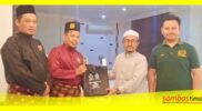 Ketua MABM Kabupaten Sambas Misni Safari dan Anggota DPRD Kalbar Subhan Nur menerima Cenderamata dari ABIM Sarawak