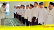 Ketua MUI Kabupaten Sambas Dr H Sumar'in mengukuhkan Pengurus MUI Kecamatan Teluk Keramat