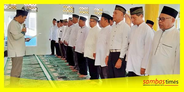 Ketua MUI Kabupaten Sambas Dr H Sumar'in mengukuhkan Pengurus MUI Kecamatan Teluk Keramat, Jumat (17/11/2023).