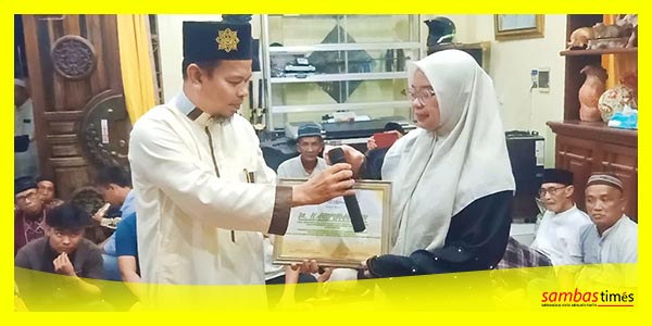 Nada Harashti menerima penghargaan dari Ketua YSRM Misni Safari,bertepatan 100 hari wafatnya Almarhum Arifidiar, Sabtu (17/11/2023) di Pemangkat.