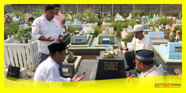 Pengurus PASS melakukan ziarah ke makam tokoh masyarakat Kabupaten Sambas di Pontianak dalam memperingati Milad PASS ke-2.