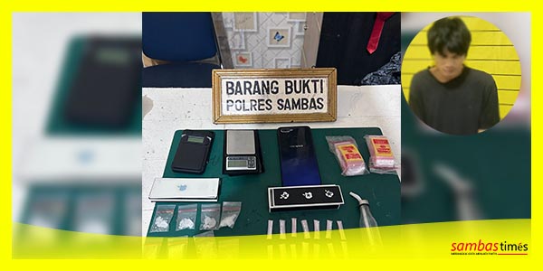 Tersangka dan Barang bukti 22 Paket Sabu yang diamankan Satnarkoba Polres Sambas, Rabu (15/11/2023) di Kecamatan Semparuk.