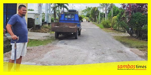 Uray Saukad melihat penimbunan jalan Sukamantri, Desa Dalam Kaum, Sambas, Minggu (5/11/2023).