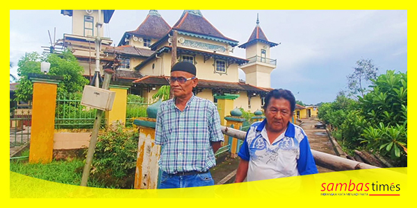 Uray Zainal Arifin bersama Ketua RT 6 Dusun Kaum, Desa Dalam Kaum memperlihatkan proyek WF agar segera dituntaskan, Selasa (14/11/2023).