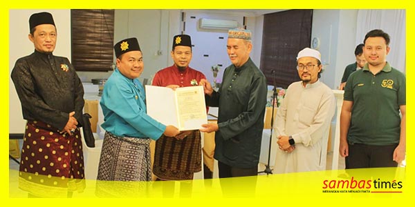 Ustadz Suadeoni menyerahkan Sertifikat Wakaf ke Datok Azhari Bin Mohtar di Kuching, Sarawak, Malaysia, Sabtu (4/11/2023).
